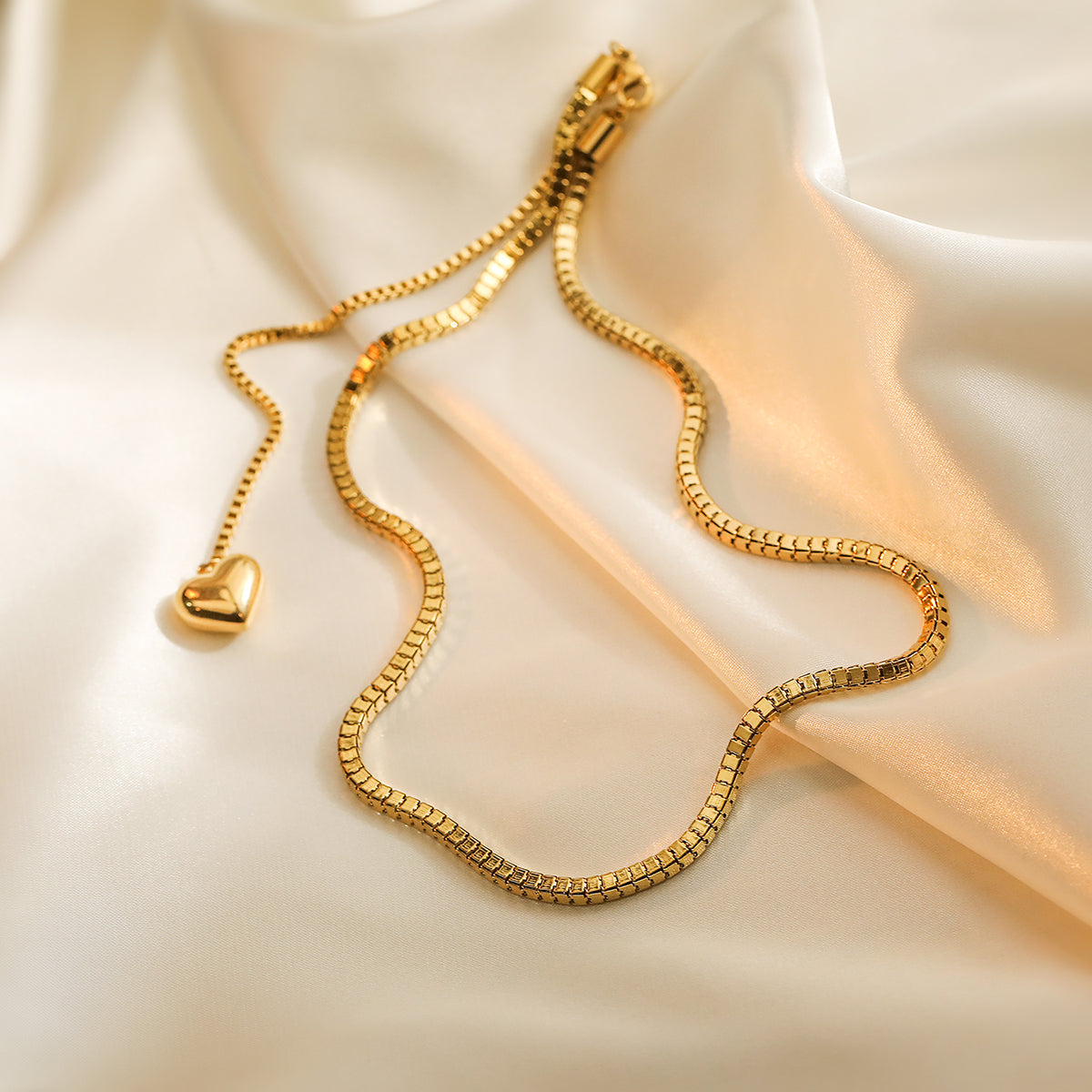 NUEVO - Golden Temptation: Collar Corazón Dorado de Acero de Titanio 18K