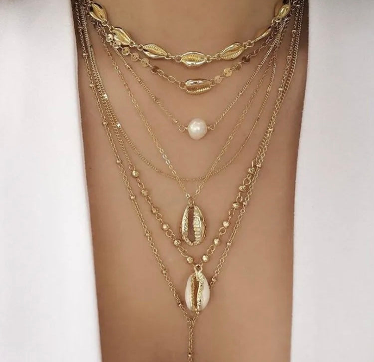 Bohemia Brillante: Collar de Múltiples Capas con Lentejuelas de Perlas