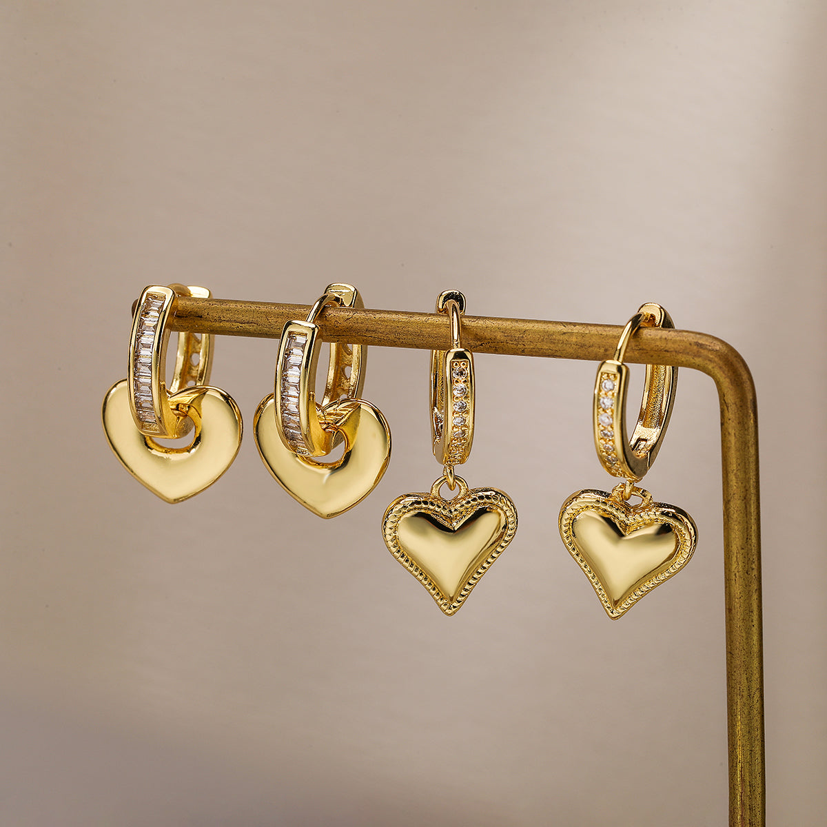 NUEVO - Candongas de Circón con Corazón Chapado en Oro 18K
