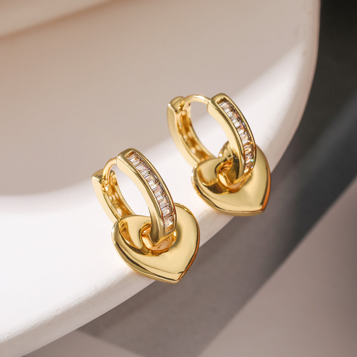 NUEVO - Candongas de Circón con Corazón Chapado en Oro 18K