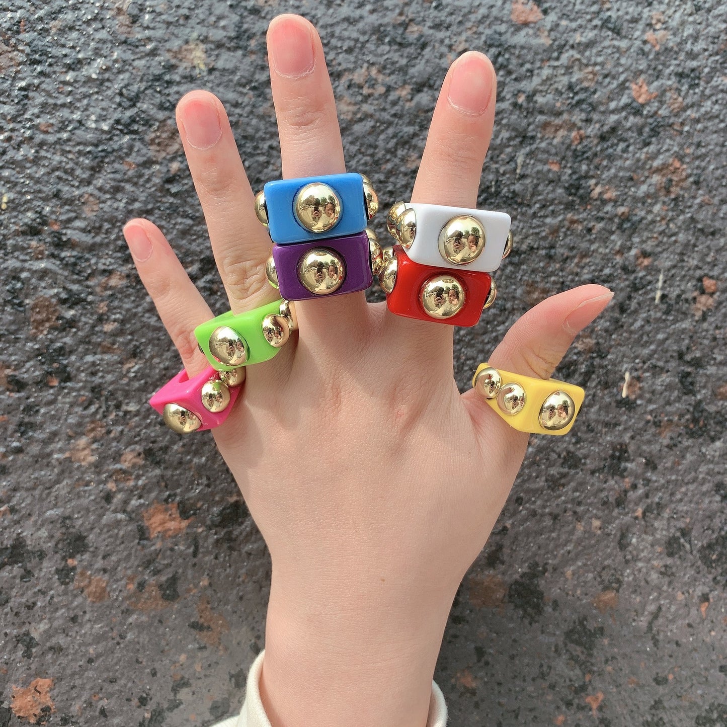 Anillo de resina en colores con apliques metálicos