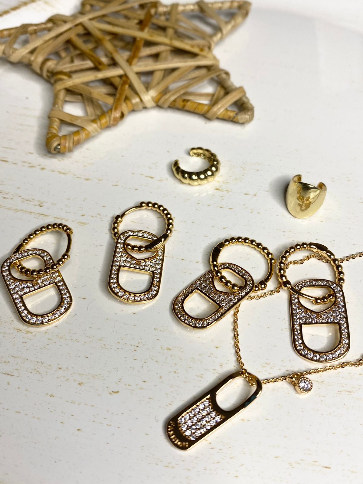 Encanto Dorado: Set de Aretes y Cadena Abrelatas