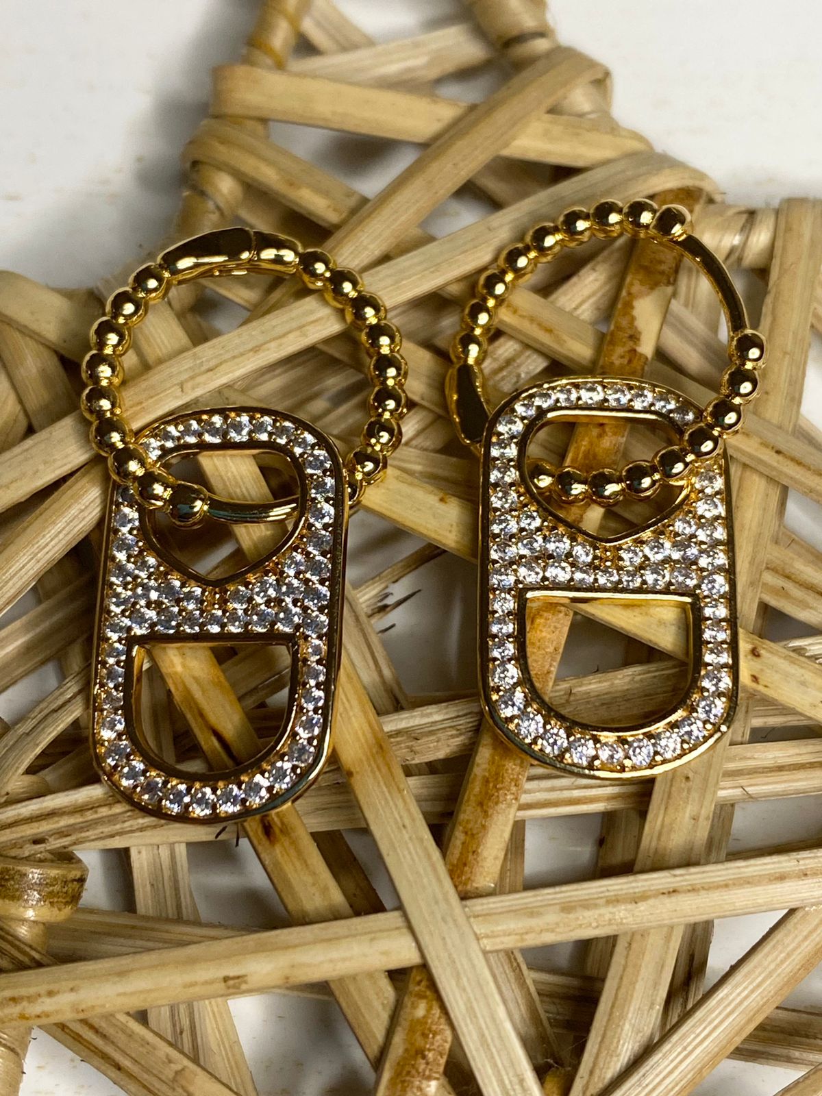 Encanto Dorado: Set de Aretes y Cadena Abrelatas