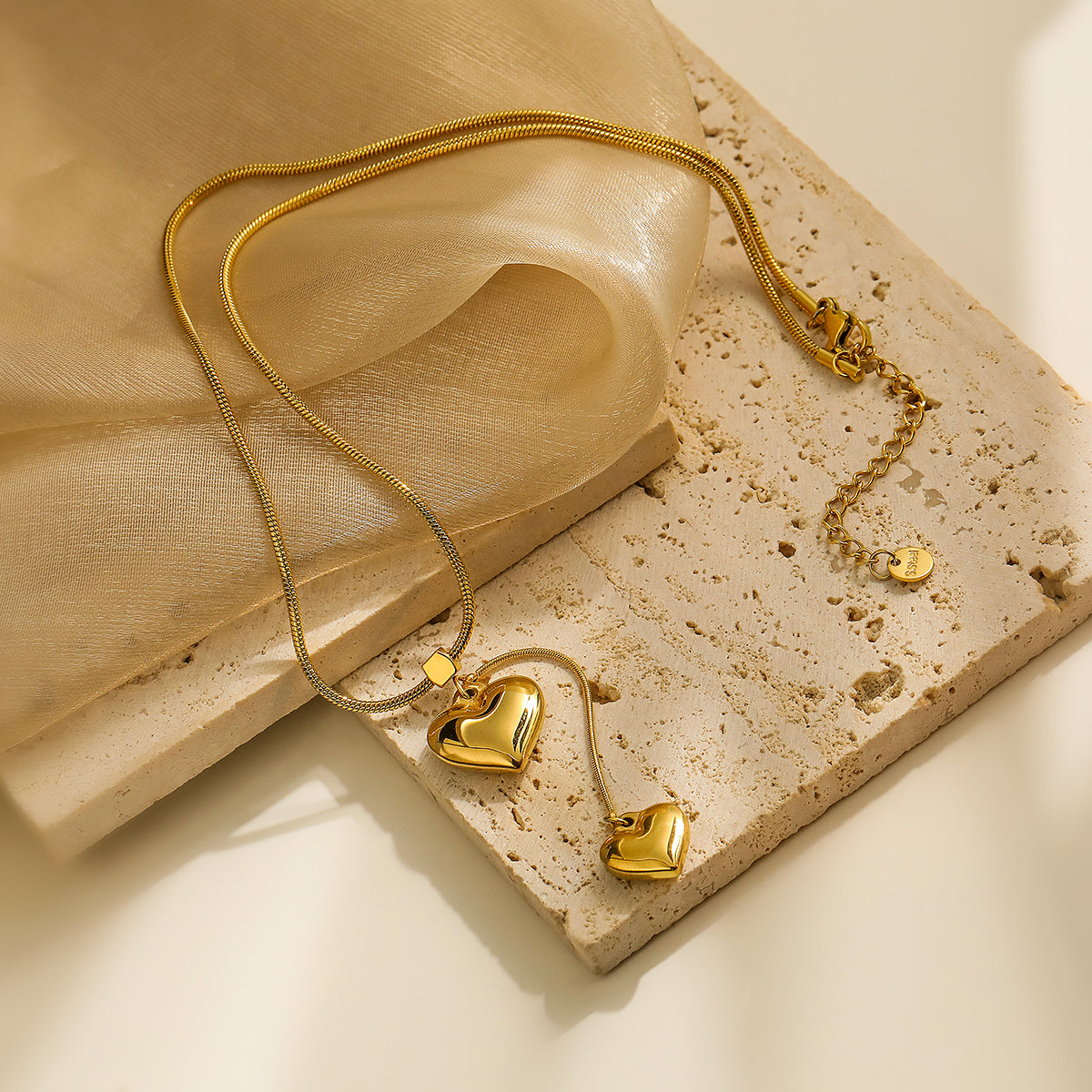NUEVO - Golden Temptation: Collar Corazón Dorado de Acero de Titanio 18K