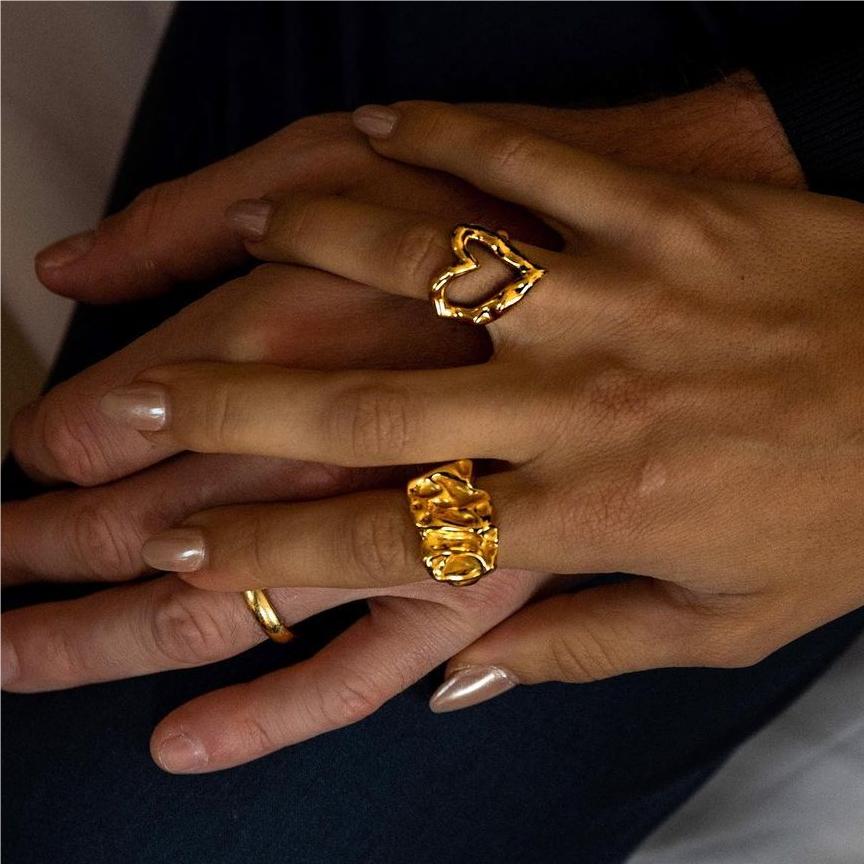 NUEVO - Aretes Pliegues Dorados en Acero Inoxidable Pulido Chapado En Oro De 18K