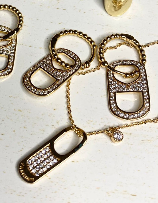 Encanto Dorado: Set de Aretes y Cadena Abrelatas